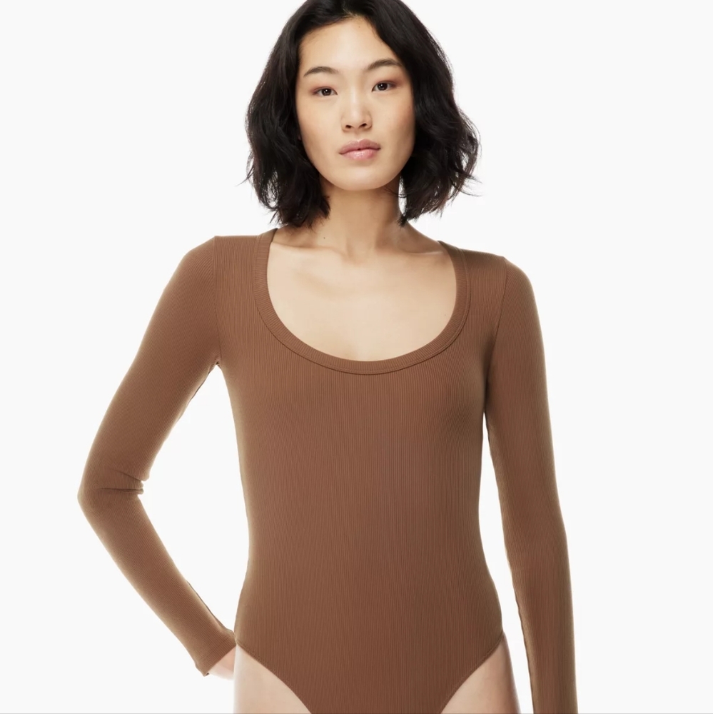 Aritzia Babaton Formarib Scoopneck Longsleeve Bodysuit